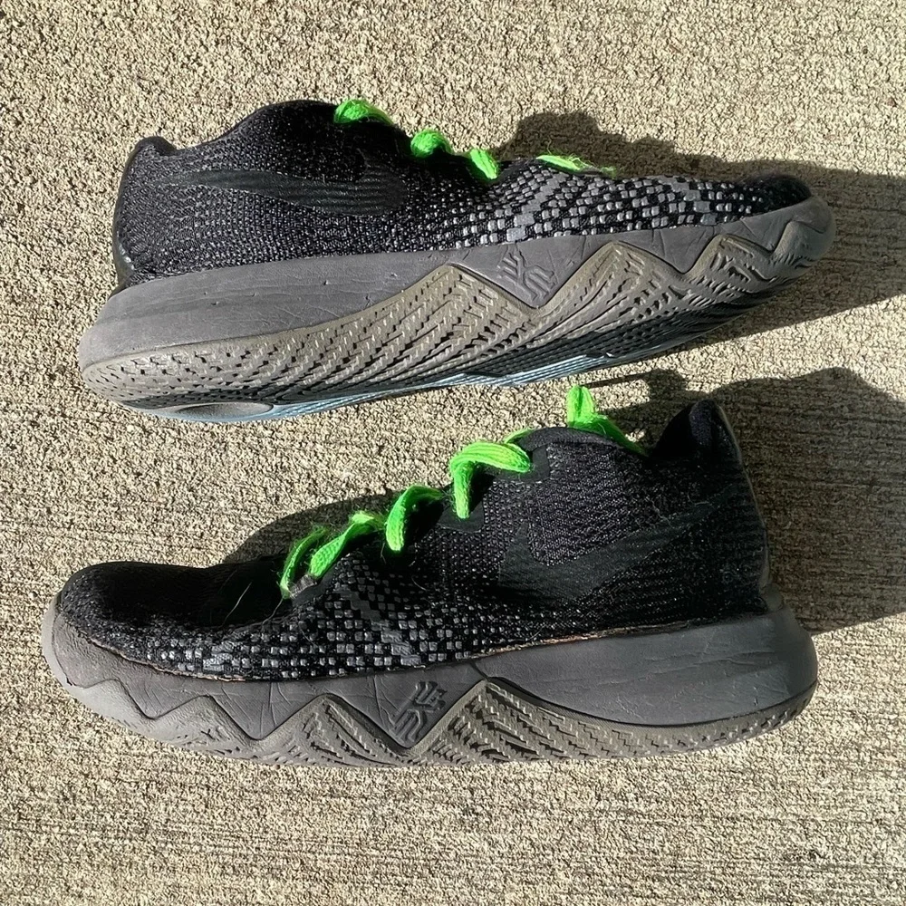 Kids Nike Kyrie Flytrap size 2.5Y